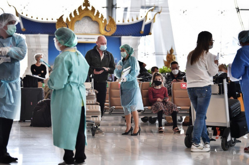 Du khách đến Thái Lan vẫn phải trải qua một đợt xét nghiệm, các giấy tờ của họ sẽ được xác minh bằng mã QR, được cung cấp theo hệ thống Thẻ thông hành Thái Lan (Thailand Pass) áp dụng tại tất cả các sân bay của nước này. - Ảnh: AFP  