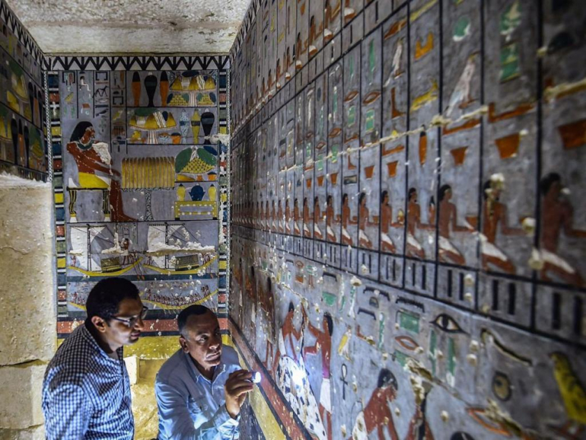 Đoàn làm phim của National Geographic đã theo chân các nhà khảo cổ trong suốt một thời gian dài tại nơi tìm thấy xác ướp của Khuwy - lăng mộ xa hoa ở nghĩa địa Saqqara. - Ảnh: AFP/GETTY