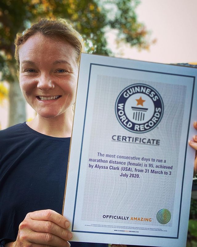 Nữ vận động viên đã đăng tải bức ảnh chụp với chứng nhận kỷ lục Guinness vào 3 ngày trước trên trang Instagram cá nhân của mình. - Ảnh: Instagram/@theory_in_motion