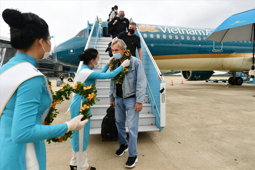 Ngay khi vừa hạ cánh, đoàn khách nhận được sự chào đón nhiệt tình từ các nhân viên tại sân bay.