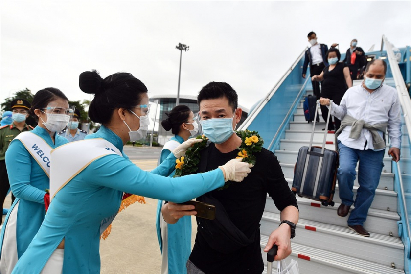 Tất cả những vị khách đều được tặng hoa và chụp ảnh lưu niệm tại sân bay Đà Nẵng.