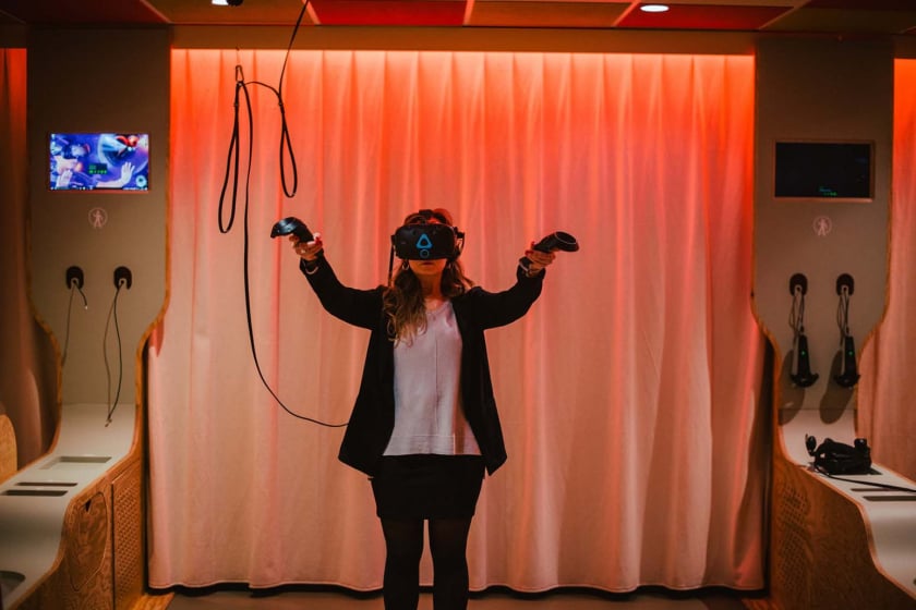Một nhân viên tại Bảo tàng Lịch sử Tự nhiên Paris sử dụng công nghệ thực tế ảo (VR) để trải nghiệm về sự tiến hóa. - Ảnh: The New York Times/Dmitry Kostyukov