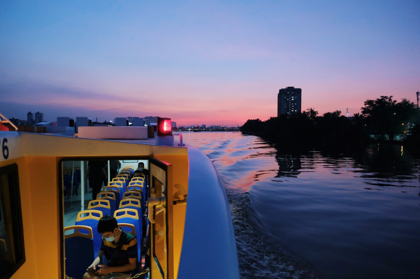  Nhiều người dân vô cùng hứng thú với trải nghiệm ngắm cảnh hoàng hôn trên sông Sài Gòn.