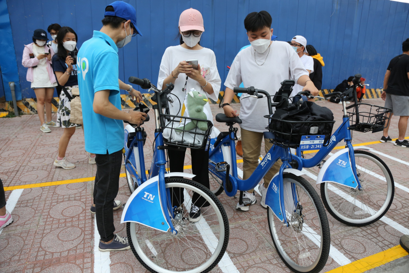 Nhiều người dân đã có trải nghiệm lần đầu tiên dạo quanh trung tâm thành phố bằng xe đạp công cộng.