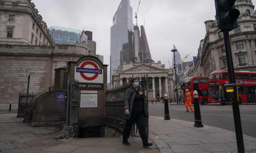 Nhiều con phố vắng vẻ tại London. - Ảnh: AP/Alberto Pezzali