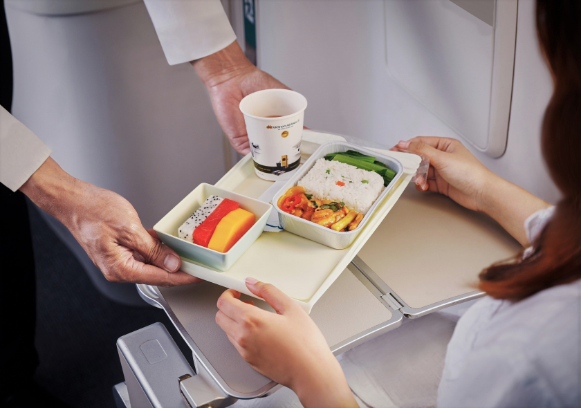 Hành khách bay nội địa hạng Phổ thông cũng sẽ được phục vụ các món ăn và thức uống đa dạng hơn so với trước đây.    