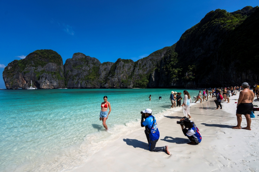 Từ đầu năm 2022, vịnh Maya - một địa điểm du lịch nổi tiếng tại Thái Lan đã mở cửa đón khách du lịch trở lại sau 3 năm đóng cửa. Do lo ngại về dịch bệnh nên hiện bãi biển tại khu vịnh Maya chỉ giới hạn cho 375 du khách đến mỗi ngày và không cho phép bơi lội. - Ảnh: Reuters