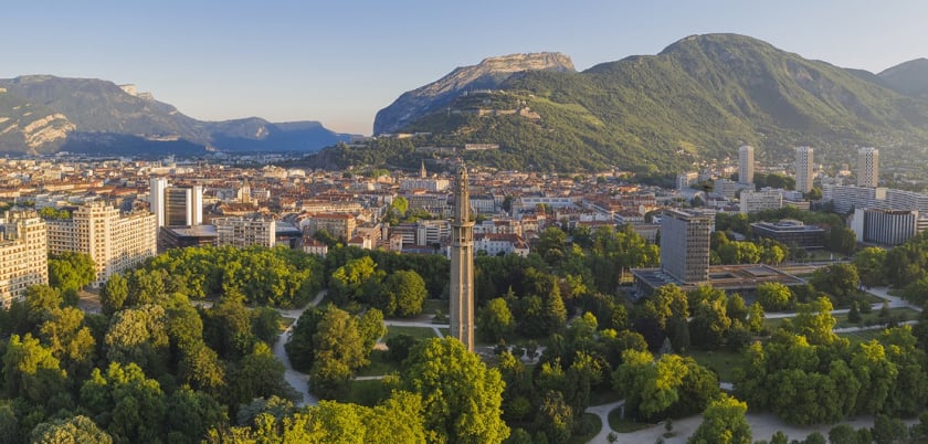 Grenoble nằm dưới chân dãy núi Alps, đây là thành phố thứ 2 của Pháp nhận được danh hiệu 