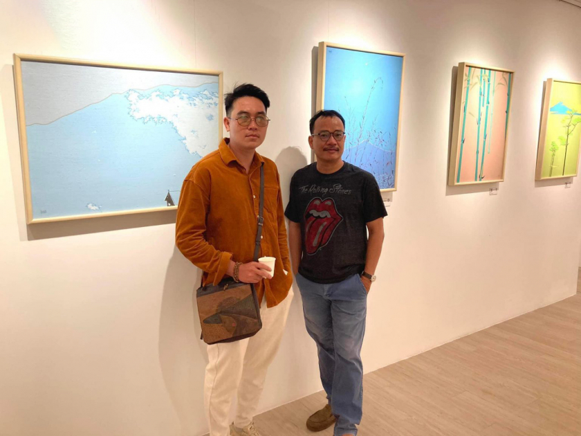 Họa sĩ Nguyễn Ngọc Liêm (trái) đứng cạnh nhà nghiên cứu mỹ thuật Lý Đợi trong triển lãm “Là tĩnh lặng”
