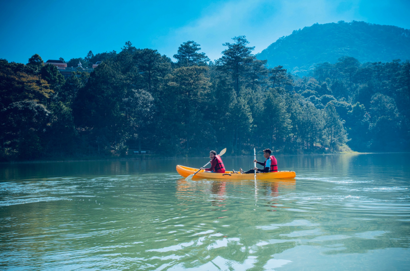 Chèo thuyền khám phá hồ Tuyền Lâm tại Đà Lạt. Ảnh: Dalat Edensee