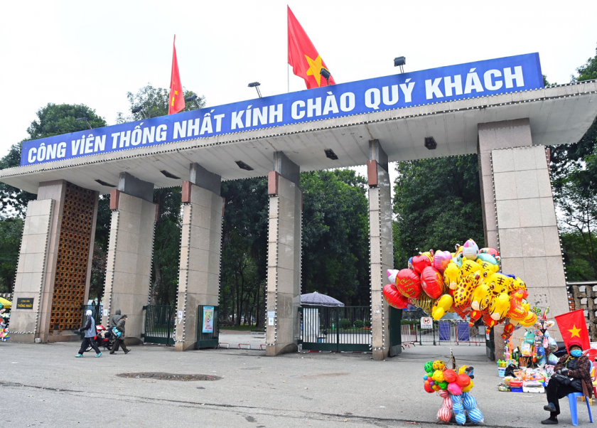 Thống Nhất hiện là công viên lớn nhất Hà Nội và là điểm vui chơi, giải trí thu hút nhiều người dân và du khách, cổng chính nằm bên mặt đường Trần Nhân Tông. Ảnh: Giang Huy