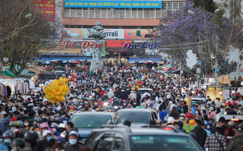 Chợ đêm trung tâm thành phố Đạt Lạt lúc nào cũng trong cảnh đông nghịt người. Ảnh: Internet