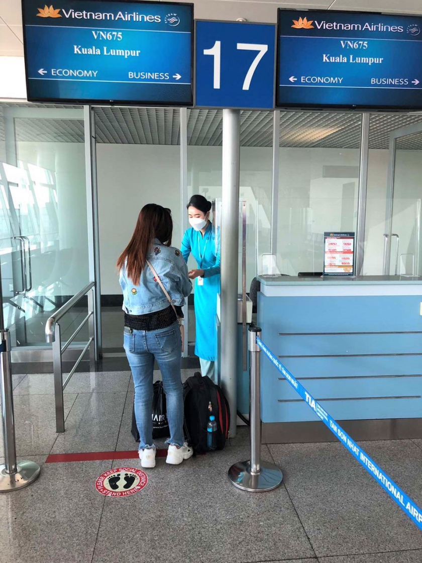 Chuyến bay quốc tế thường lệ đầu tiên được nối lại sau khi Việt Nam dỡ bỏ hạn chế tần suất bay quốc tế từ TP. HCM đi Kuala Lumpur (Malaysia) ngày 17/1. Ảnh: Vietnam Airlines