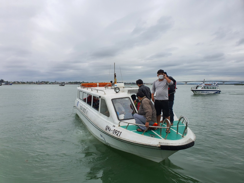 Lực lượng cứu hộ, cứu nạn đang tích cực tìm kiếm các nạn nhân bị mất tích trên biển Cửa Đại. Ảnh: Báo Công an nhân dân