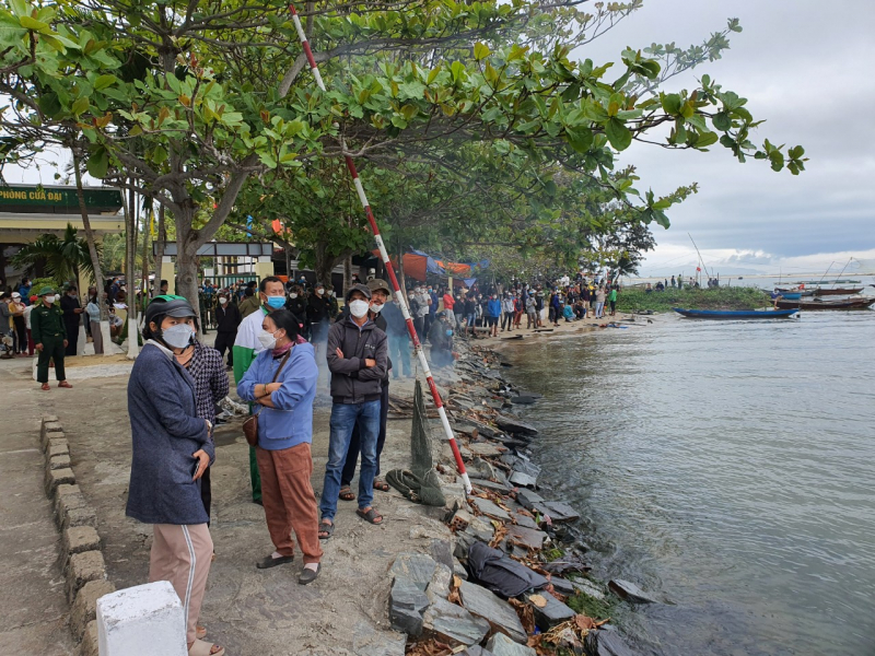 Người dân và du khách tụ tập dọc cầu cảng Cửa Đại để theo dõi vụ việc. Ảnh: Báo Công an nhân dân