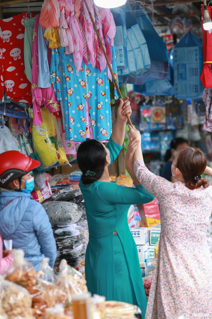 Chợ Đông Ba đáp ứng nhu cầu mua sắm của rất nhiều du khách cũng như người dân sống tại Huế.