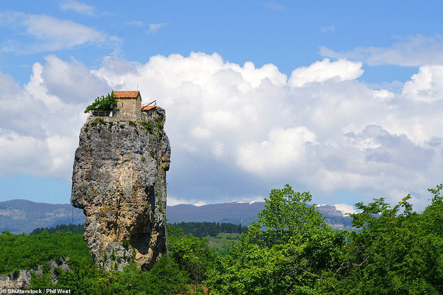 Nhà thờ nằm trên đỉnh cột Katskhi ở Georgia