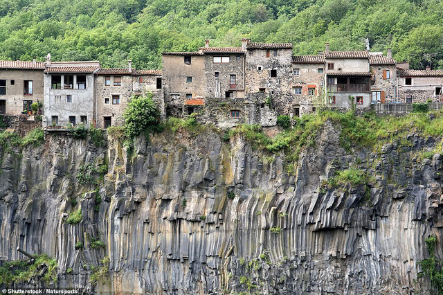 Ngôi làng Castellfollit de la Roca có từ thời Trung cổ