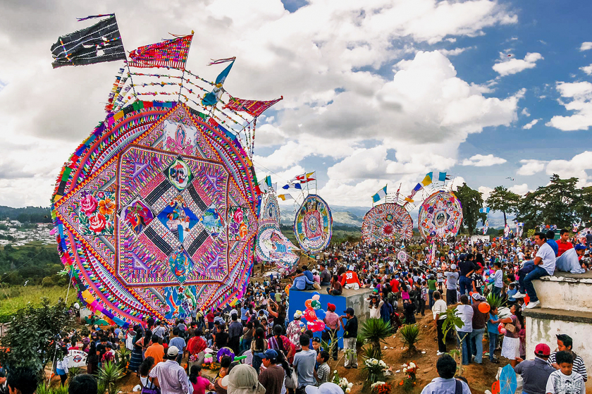 Vùng Sumpango tại đất nước Guatemala kỷ niệm Día de los Muertos bằng lễ hội thả diều khổng lồ. Có những con diều cao đến hơn 18m (Ảnh: Luy Brown/Getty Images)