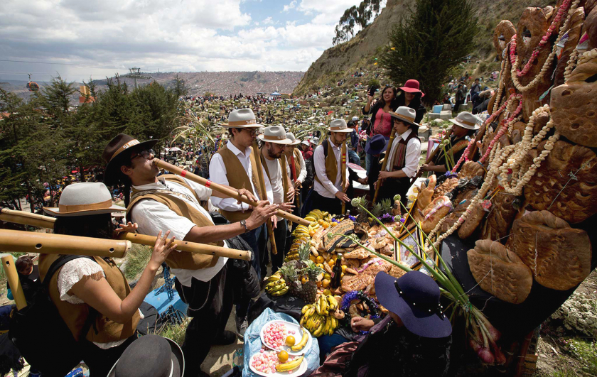 Ở Bolivia, đồ ăn được dâng tặng các linh hồn gồm có lá coca, thịt lạc đà không bướu và chicha - một loại thức uống làm từ ngô lên men (Ảnh: Juan Karita, AP)