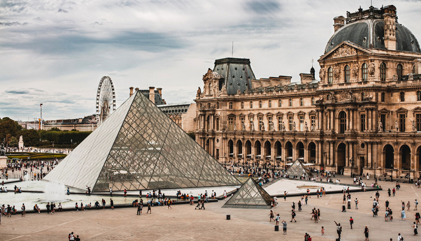Một góc nhìn của Bảo tàng Louvre và kim tự tháp kính - Ảnh: Mika Baumeister