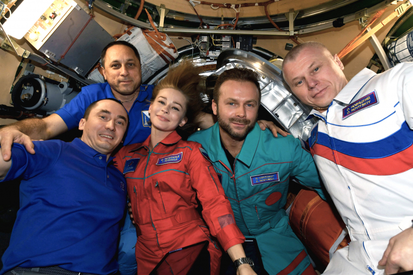 Hình ảnh đoàn phim và ba phi hành gia được chụp lại trong quá trình quay phim ngoài vũ trụ.
