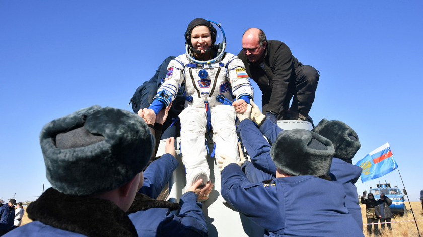Yulia Peresild được đưa ra khỏi tàu sau khi hạ cánh xuống mặt đất.
