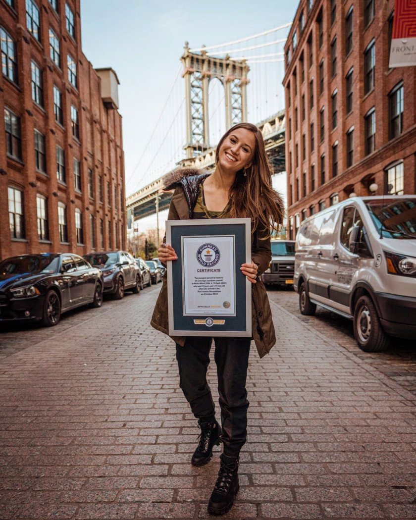 Alexis Alford cầm chứng nhận Kỷ lục Guinness - Ảnh: Alexis Alford