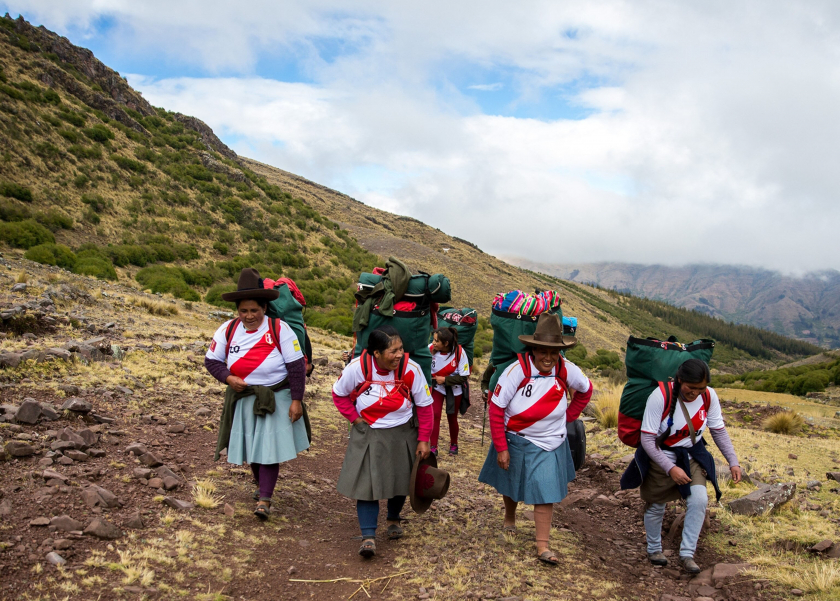 Những người phụ nữ đầu tiên và duy nhất ở Peru đảm nhận công việc porter, trên con đường trekking đến Machu Picchu - Ảnh: Internet