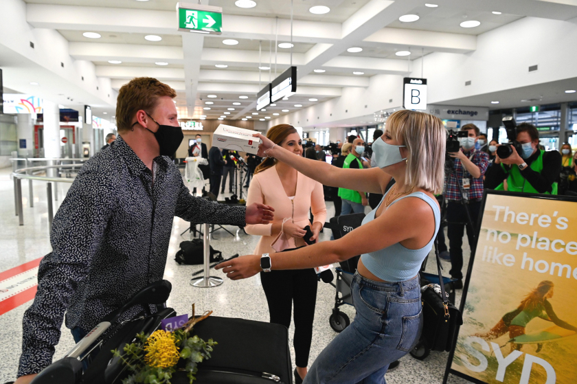Giây phút đoàn tụ của một cặp đôi tại sân bay Sydney. - Ảnh: Reuters