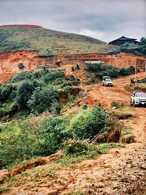 Do trước đó mưa kéo dài mấy ngày nên đoàn xe của chúng tôi phải off-road trong bùn đất nhão nhoẹt quấn chặt bánh xe.