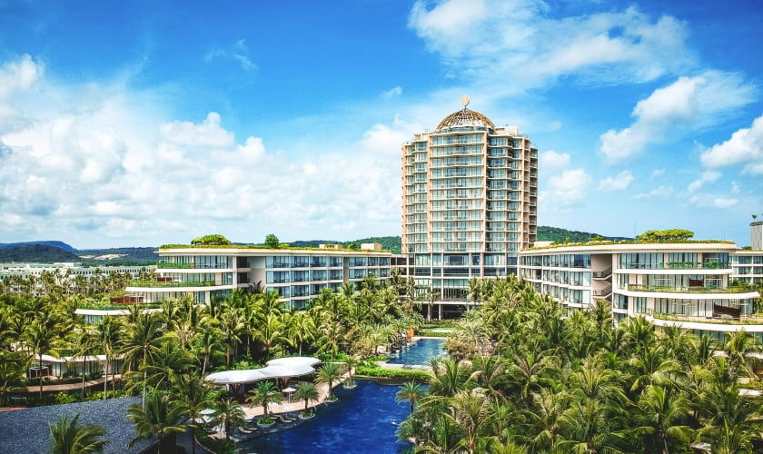 InterContinental Phu Quoc Long Beach Resort nép mình trong không gian xanh mướt của cây cỏ và sóng biển.