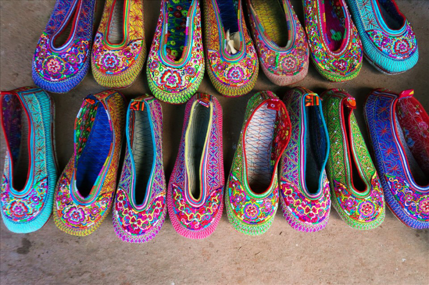 Những đôi giày thêu sặc sỡ được làm thủ công tỉ mỉ của người Xạ Phang