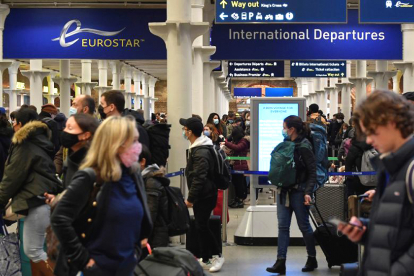 Du khách xếp hàng lên tàu Eurostar tại ga tàu hỏa quốc tế St Pancras, Anh trước thời hạn “lệnh cấm” của Pháp có hiệu lực từ nửa đêm 17/12.