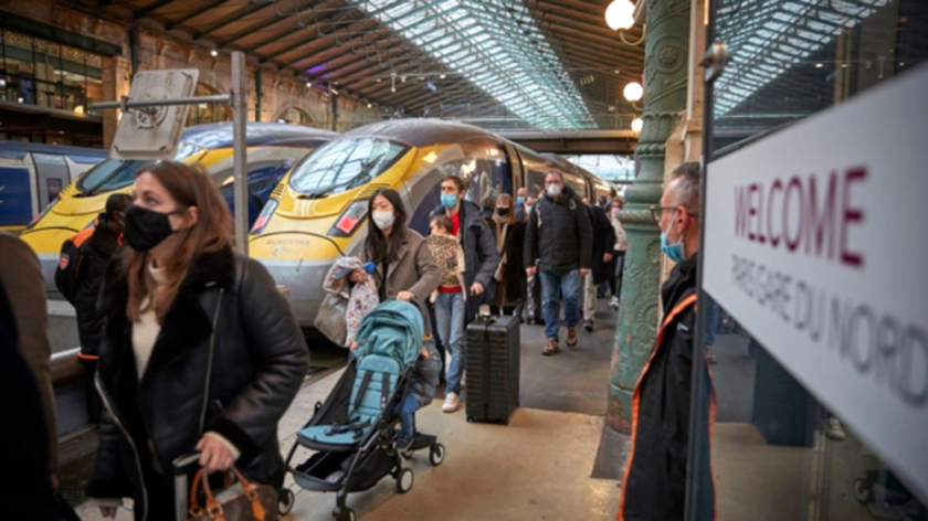 Những du khách kịp từ Anh sang Pháp bằng tàu Eurostar, tới ga Paris Gare du Nord hôm 17/12.