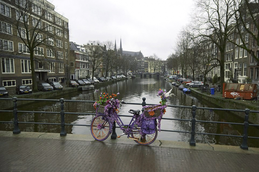 Cảnh vắng lặng tại Thủ đô Amsterdam hôm 20/12, sau khi Hà Lan bắt đầu ngày đầu tiên của đợt “đóng cửa” mới trên toàn quốc, dự kiến kéo dài ít nhất là tới ngày 14/1/2022.