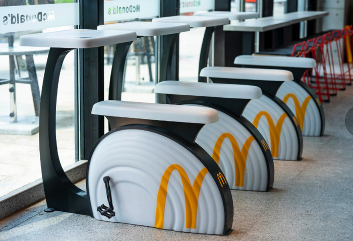 Những chiếc máy tập được gắn với bàn ăn và còn được dùng để sạc điện thoại. - Ảnh: McDonald's Trung Quốc