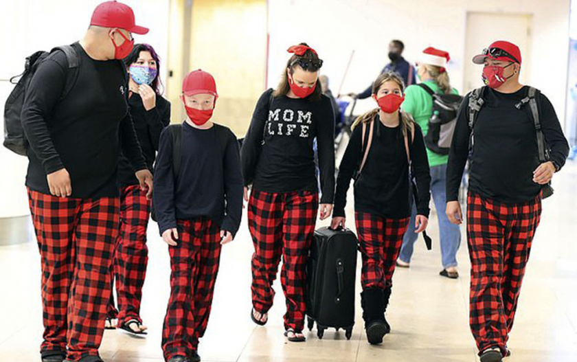 Một gia đình mặc “đồng phục” Giáng sinh háo hức tới sân bay Orlando, để rồi sau đó có lẽ cũng phải chịu cảnh mắc kẹt chung.