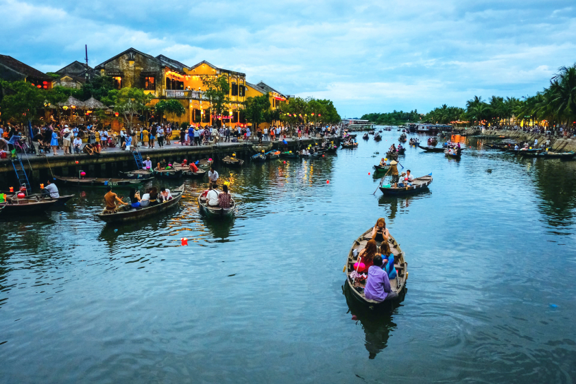 Thả đèn trên sông tại Đà Nẵng - Ảnh: James Cheung