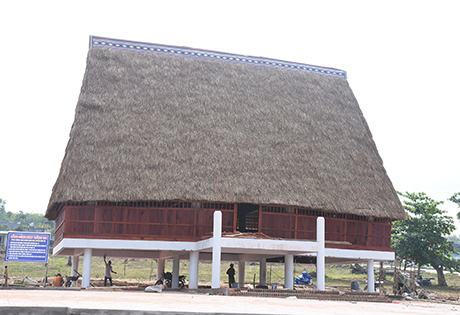 Nhà rông văn hóa huyện Đắk Tô đang trong quá trình xây dựng.