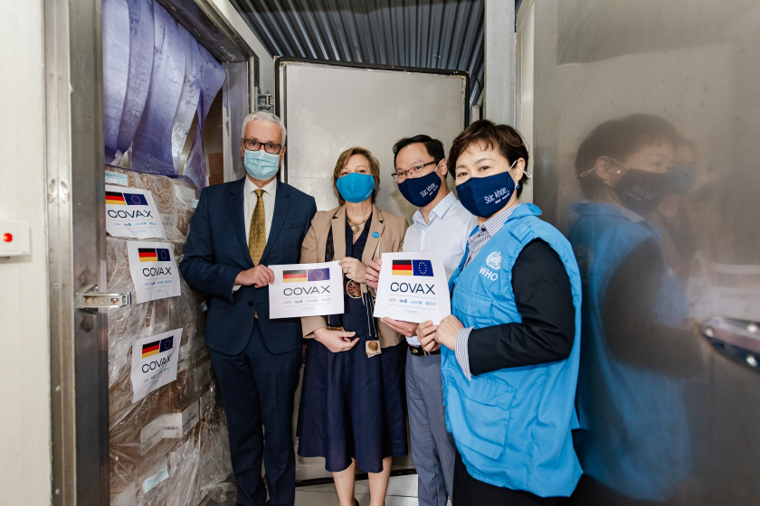 Đại sứ Đức Guido Hildner (ngoài cùng bên trái) dự lễ bàn giao 2.588.000 liều vaccine Moderna do Chính phủ Đức hỗ trợ cho Chính phủ Việt Nam thông qua Cơ chế COVAX.