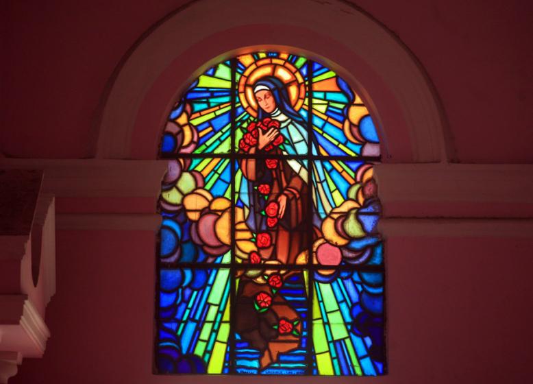 Tác phẩm kính ghép màu trên cửa sổ nhà thờ.