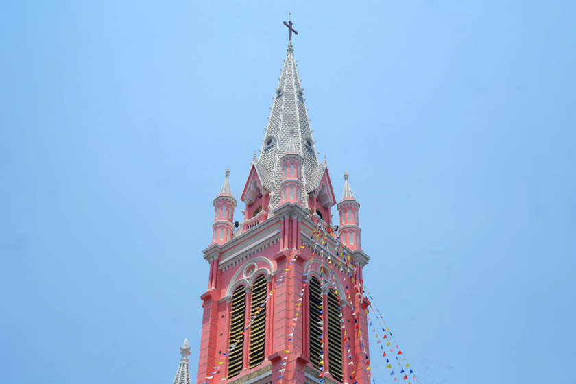 Trên đỉnh tháp chính cao 52,6 m có cây thánh giá làm bằng đồng cao 3 m. Bên trong có năm quả chuông, với tổng trọng lượng là 5,5 tấn.