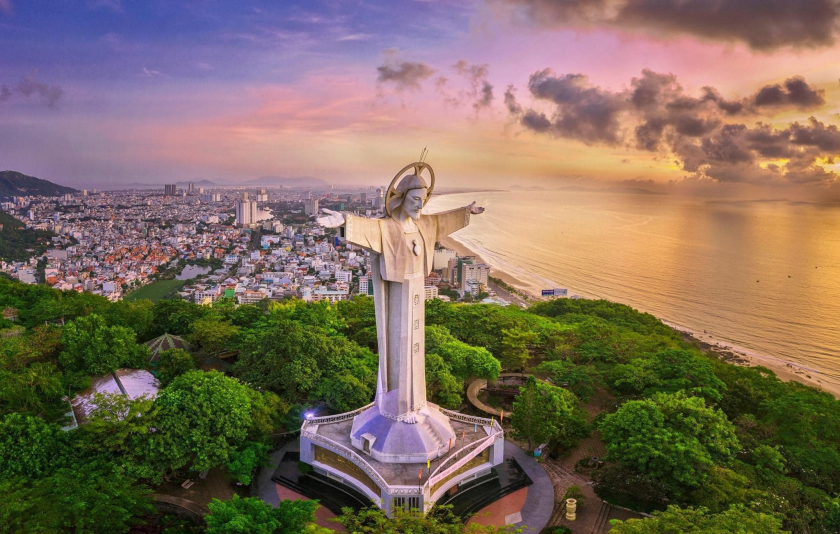 Tượng Chúa Kitô Vua ở Thuỳ Vân là địa điểm tham quan nổi tiếng tại Vũng Tàu.