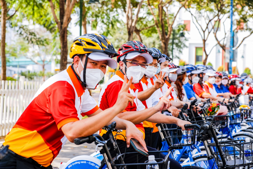 Du khách trải nghiệm đạp xe khám phá trung tâm TP.HCM ngay sau Lễ phát động Tuần lễ Du lịch sáng 24/12.