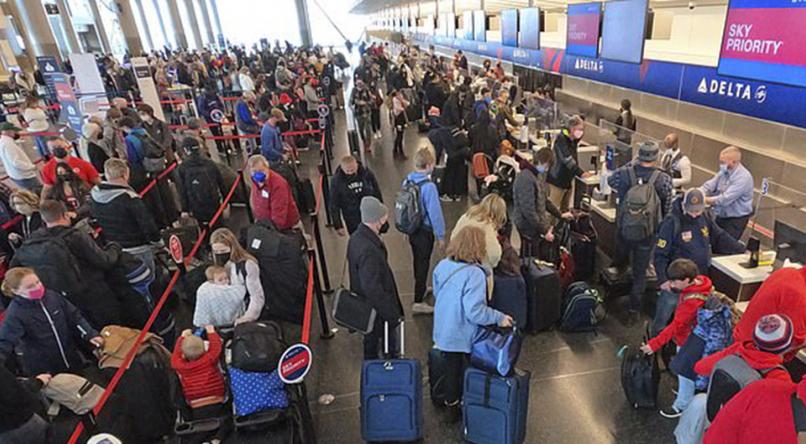 Tình trạng “Flightmare” bắt đầu từ đêm trước Giáng sinh 2021, vẫn tiếp diễn với hàng ngàn chuyến bay bị hoãn/hủy mỗi ngày dịp đầu năm mới 2022. Trong ảnh là cảnh xếp hàng đông nghẹt tại sân bay Salt Lake City.