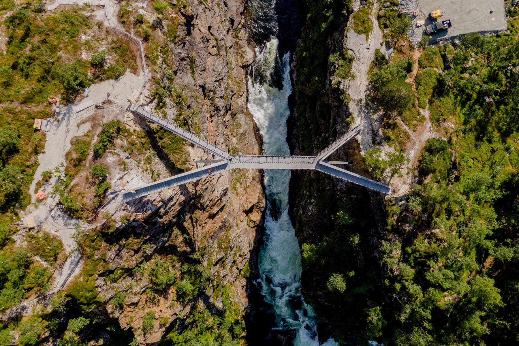 Cầu bắc qua dòng thác hùng vĩ của Na Uy