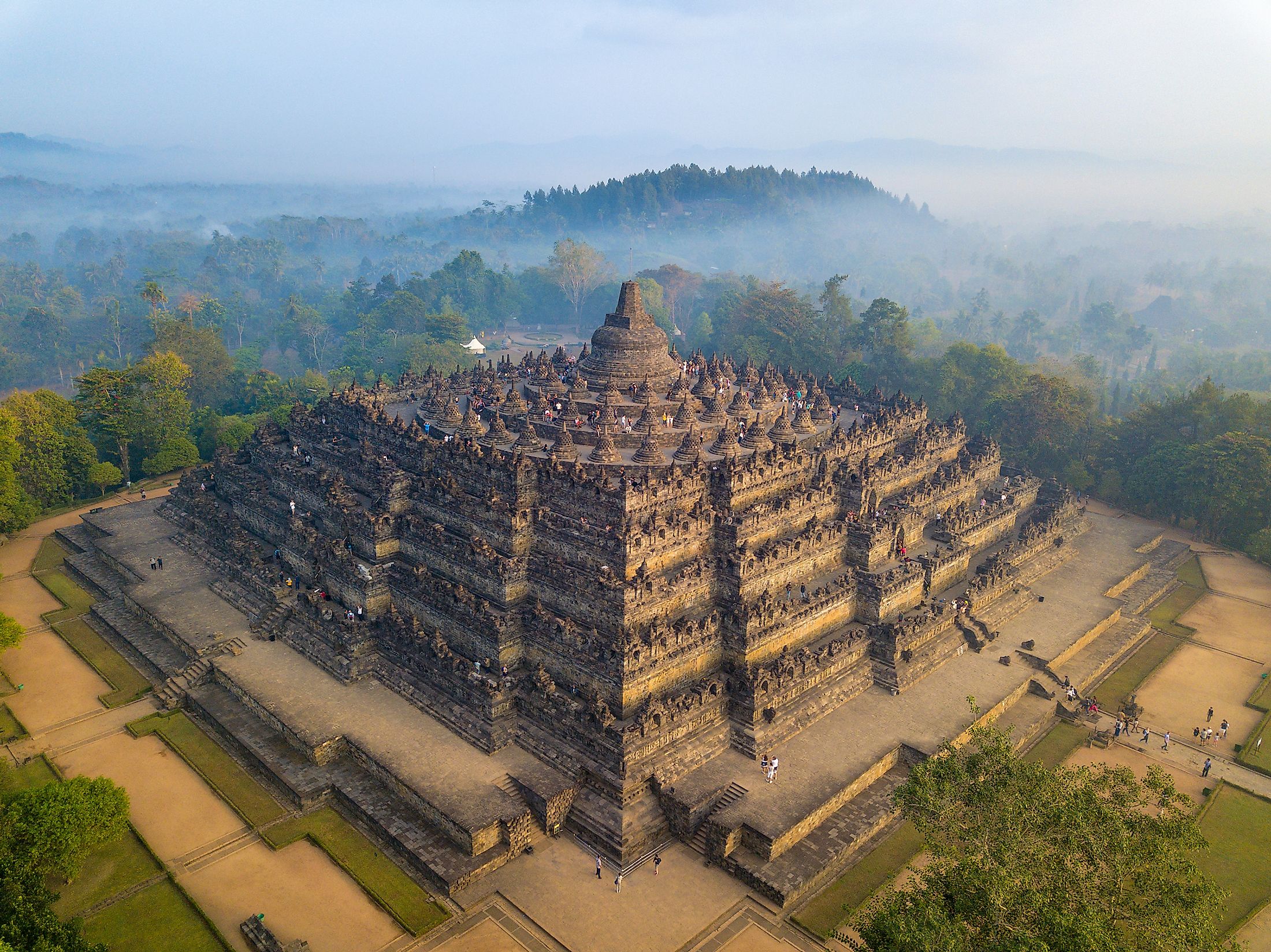 Du khách phải đi “dép đặc biệt” tại đền Borobudur