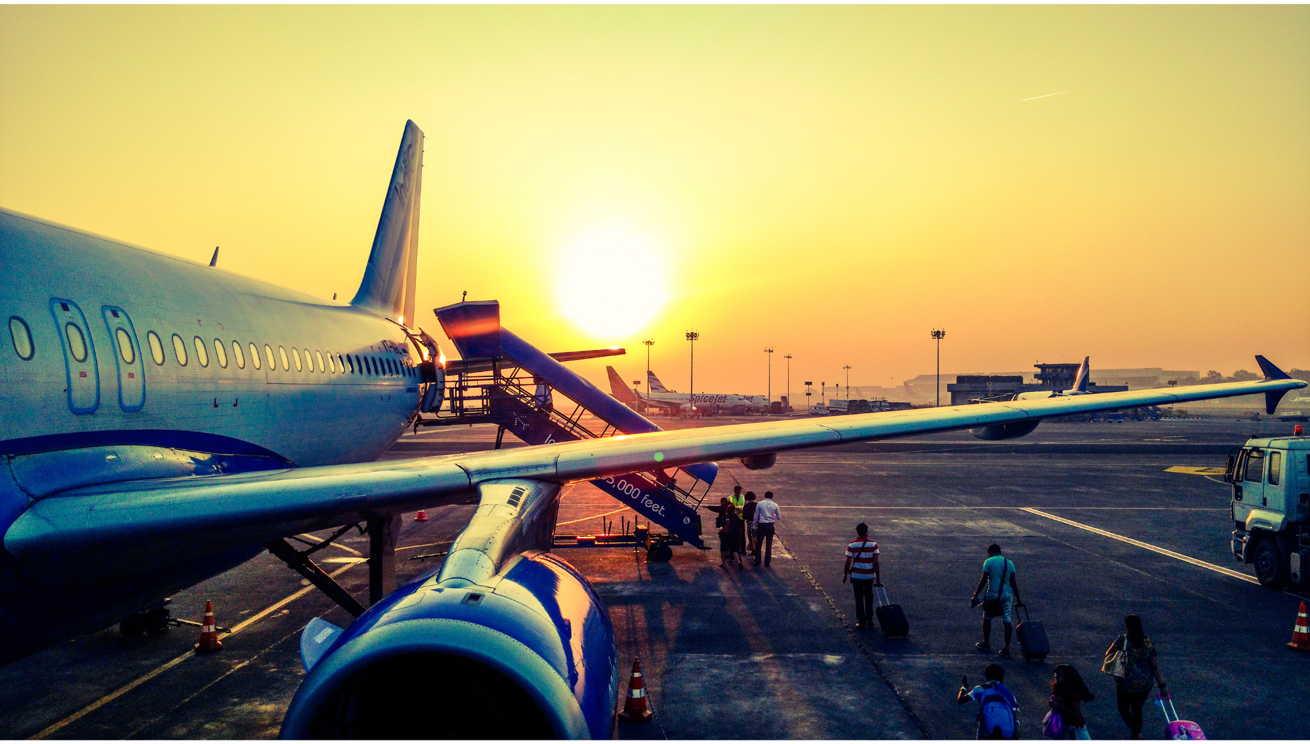 Du lịch 'gấp rút' ứng phó với giá vé máy bay vọt tăng