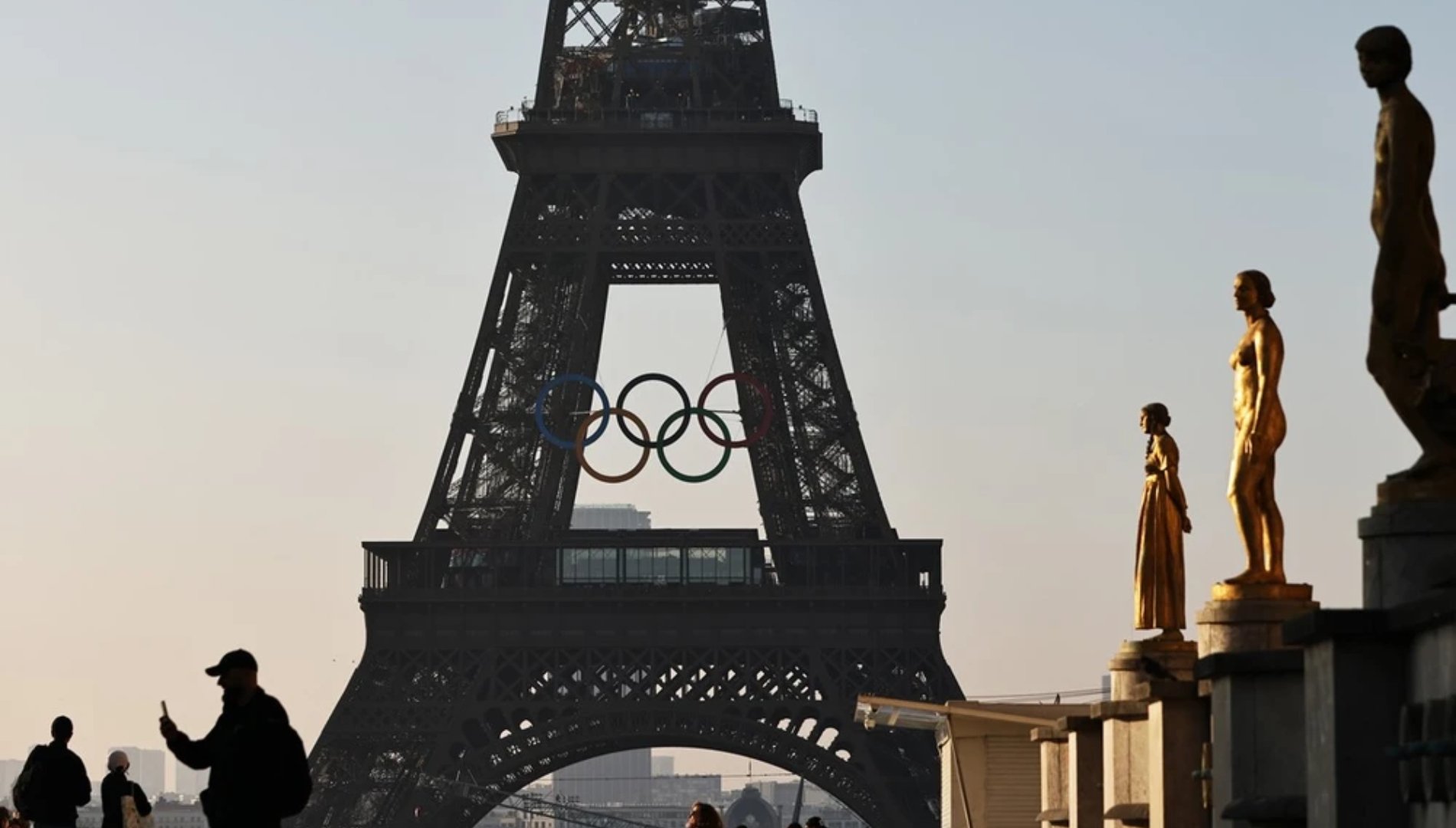 Pháp tăng cường an ninh trước thềm Olympic sau vụ tấn công bằng xe tại quán cà phê